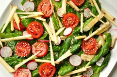 Vegan, gesunde Nahrung: Spinats-, Apfel- und Sesamsalat