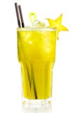 Alkoholcoctail med isolerade carambolafruktskivor arkivfoton Alkoholcoctail med isolerade carambolafruktskivor arkivfoton