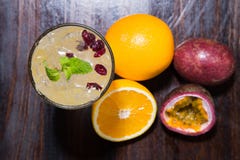 Alkoholiserad coctail med apelsinen och passionfrukt fotografering för bildbyråer Alkoholiserad coctail med apelsinen och passionfrukt fotografering för bildbyråer