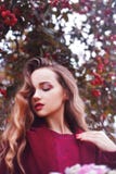 All'aperto ritratto di modo di stile di vita della ragazza castana Cappotto rosso alla moda d'uso Capelli leggeri ricci lunghi Do immagine stock All'aperto ritratto di modo di stile di vita della ragazza castana Cappotto rosso alla moda d'uso Capelli leggeri ricci lunghi Do immagine stock