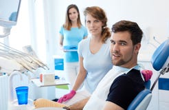 All'ufficio del ` s del dentista immagine stock libera da diritti All'ufficio del ` s del dentista immagine stock libera da diritti
