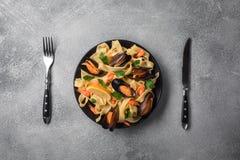 Традиционные итальянские макаронные изделия морепродуктов с alle Vongole спагетти clams на каменной предпосылке с креветкой и мид стоковое изображение rf Традиционные итальянские макаронные изделия морепродуктов с alle Vongole спагетти clams на каменной предпосылке с креветкой и мид стоковое изображение rf