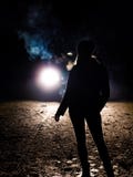 Alleen in donker, enkel rokend fag royalty-vrije stock afbeeldingen Alleen in donker, enkel rokend fag royalty-vrije stock afbeeldingen