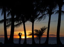 Alleen vrouw die van dramatische zonsondergang in Bohol-eiland, Filippijnen genieten Vrouwencijfer, vrouwensillouette Vrouw dicht royalty-vrije stock afbeeldingen Alleen vrouw die van dramatische zonsondergang in Bohol-eiland, Filippijnen genieten Vrouwencijfer, vrouwensillouette Vrouw dicht royalty-vrije stock afbeeldingen