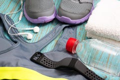 Allenamento fissato con l'abbigliamento ed il cardiofrequenzimetro di sport fotografia stock libera da diritti Allenamento fissato con l'abbigliamento ed il cardiofrequenzimetro di sport fotografia stock libera da diritti