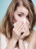 Allergia di influenza Ragazza malata che starnutisce nel tessuto salute fotografia stock Allergia di influenza Ragazza malata che starnutisce nel tessuto salute fotografia stock