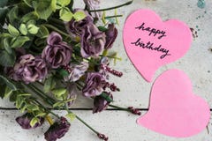 Alles- Gute zum Geburtstaganmerkung im Herzformpapier mit purpurroten Blumen stockfotografie Alles- Gute zum Geburtstaganmerkung im Herzformpapier mit purpurroten Blumen stockfotografie