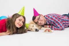 Alles- Gute zum Geburtstaghund mit Familie in den Geburtstagshüten lizenzfreie stockfotografie Alles- Gute zum Geburtstaghund mit Familie in den Geburtstagshüten lizenzfreie stockfotografie