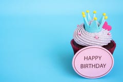 Alles- Gute zum Geburtstagkleiner kuchen mit Krone und rosa Herz über blauem backg lizenzfreie stockfotos Alles- Gute zum Geburtstagkleiner kuchen mit Krone und rosa Herz über blauem backg lizenzfreie stockfotos