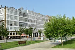 Allgemeiner Park und Fenster mit weißen hölzernen Galerien stockbilder Allgemeiner Park und Fenster mit weißen hölzernen Galerien stockbilder