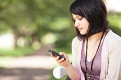 Allievo della corsa Mixed che texting fotografia stock libera da diritti Allievo della corsa Mixed che texting fotografia stock libera da diritti