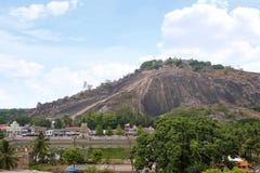 Allmän sikt av komplexet för Vindhyagiri kulletempel, Sravanabelgola, Karnataka Sikt från den Chandragiri kullen Stora Belgola, v royaltyfri bild Allmän sikt av komplexet för Vindhyagiri kulletempel, Sravanabelgola, Karnataka Sikt från den Chandragiri kullen Stora Belgola, v royaltyfri bild