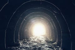 Allumez à l'extrémité du tunnel industriel foncé, la caverne ou la mine souterraine abandonnée, la sortie ou l'évasion au concept photo stock Allumez à l'extrémité du tunnel industriel foncé, la caverne ou la mine souterraine abandonnée, la sortie ou l'évasion au concept photo stock