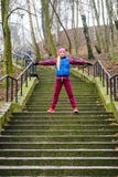 Allungamento sportivo della ragazza all'aperto in parco Immagine Stock Libera da Diritti Allungamento sportivo della ragazza all'aperto in parco Immagine Stock Libera da Diritti