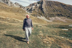 Allvarlig hög man på bergvägen royaltyfria foton Allvarlig hög man på bergvägen royaltyfria foton