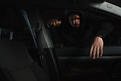 allvarlig manlig tjuv i svart hoodie som stjäler påsen royaltyfri fotografi allvarlig manlig tjuv i svart hoodie som stjäler påsen royaltyfri fotografi