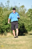 Allvarlig vuxen manlig idrottsman nen With Golf Club på golfbana fotografering för bildbyråer Allvarlig vuxen manlig idrottsman nen With Golf Club på golfbana fotografering för bildbyråer