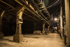 Allée foncée de ville la nuit photographie stock Allée foncée de ville la nuit photographie stock