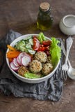 Almôndegas do Quinoa e salada vegetal Bacia em uma tabela de madeira, vista superior da Buda Saudável, dieta, conceito do aliment fotos de stock Almôndegas do Quinoa e salada vegetal Bacia em uma tabela de madeira, vista superior da Buda Saudável, dieta, conceito do aliment fotos de stock