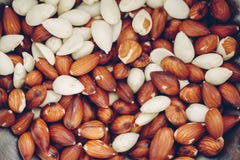 Almendras en un cuenco imagen de archivo libre de regalías Almendras en un cuenco imagen de archivo libre de regalías