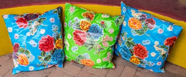 Almohadas florales al sudoeste imagen de archivo libre de regalías Almohadas florales al sudoeste imagen de archivo libre de regalías