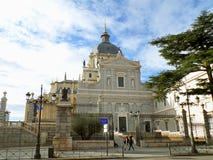Almudena Royal Cathedral ou Santa Maria la Real de La Almudena à Madrid, Espagne photographie stock libre de droits Almudena Royal Cathedral ou Santa Maria la Real de La Almudena à Madrid, Espagne photographie stock libre de droits