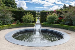 ALNWICK, NORTHUMBERLAND/UK - 19 AUGUSTUS: Watereigenschap in Alnwic royalty-vrije stock afbeeldingen ALNWICK, NORTHUMBERLAND/UK - 19 AUGUSTUS: Watereigenschap in Alnwic royalty-vrije stock afbeeldingen