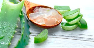 Aloe κινηματογράφηση σε πρώτο πλάνο πηκτωμάτων της Βέρα στο άσπρο ξύλινο υπόβαθρο Οργανικά τεμαχισμένα φύλλο aloevera και πήκτωμα στοκ φωτογραφίες με δικαίωμα ελεύθερης χρήσης Aloe κινηματογράφηση σε πρώτο πλάνο πηκτωμάτων της Βέρα στο άσπρο ξύλινο υπόβαθρο Οργανικά τεμαχισμένα φύλλο aloevera και πήκτωμα στοκ φωτογραφίες με δικαίωμα ελεύθερης χρήσης