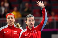 Alona Ostapenko и Anastasija Sevastova, во время игры группы II мира первой круглой между командой Латвией и командой Словакией стоковые изображения Alona Ostapenko и Anastasija Sevastova, во время игры группы II мира первой круглой между командой Латвией и командой Словакией стоковые изображения