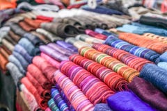 Alpacascarves som är till salu på marknaden fotografering för bildbyråer Alpacascarves som är till salu på marknaden fotografering för bildbyråer