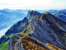 Alpengipfel in der Churfirsten-Gebirgskette zwischen Thur River Valley und Walensee See stockbild Alpengipfel in der Churfirsten-Gebirgskette zwischen Thur River Valley und Walensee See stockbild