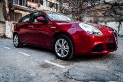 Alpha romeo Giuletta, couleur rouge foncé, lavée et polie photographie stock Alpha romeo Giuletta, couleur rouge foncé, lavée et polie photographie stock