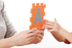 Alphabet-Puzzlespiel-Stücke auf weißem Hintergrund lizenzfreie stockbilder Alphabet-Puzzlespiel-Stücke auf weißem Hintergrund lizenzfreie stockbilder