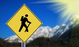 Alpi con il simbolo della viandante sull'etichetta gialla della strada di traffico immagine stock libera da diritti Alpi con il simbolo della viandante sull'etichetta gialla della strada di traffico immagine stock libera da diritti