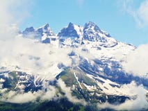 Alpi del paesaggio ricoperte neve di Mountain View Immagini Stock Libere da Diritti