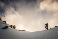 Alpinista all'alba fotografie stock libere da diritti Alpinista all'alba fotografie stock libere da diritti