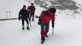 Alpinistas que treinam no gelo Alpinistas que treinam no gelo