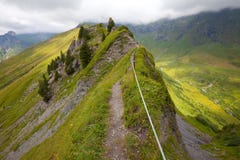 alps приключения hiking тропка швейцарца стоковая фотография alps приключения hiking тропка швейцарца стоковая фотография
