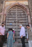 Alta puerta del fuerte de Ranthambore situada en una colina fotos de archivo libres de regalías Alta puerta del fuerte de Ranthambore situada en una colina fotos de archivo libres de regalías