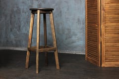 Alta sedia di legno, barra immagini stock Alta sedia di legno, barra immagini stock