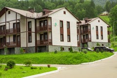 Altai, Rusland, 3 Augustus, 2018, een hotel complex in de bergen van Altai stock afbeelding Altai, Rusland, 3 Augustus, 2018, een hotel complex in de bergen van Altai stock afbeelding