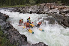 Altairepubliek/Rusland - Juni 30 2016: Het extreme rafting op de Bashkaus-Rivier, extreme sportmannen gaat door de moeilijke turb royalty-vrije stock afbeelding Altairepubliek/Rusland - Juni 30 2016: Het extreme rafting op de Bashkaus-Rivier, extreme sportmannen gaat door de moeilijke turb royalty-vrije stock afbeelding
