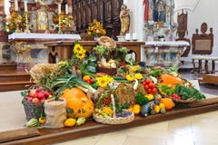 Altar del festival de la cosecha (Erntedankaltar) en la iglesia foto de archivo Altar del festival de la cosecha (Erntedankaltar) en la iglesia foto de archivo