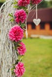 Altar simples do casamento feito de ramos secos cinzentos e da sagacidade decorada Fotografia de Stock Altar simples do casamento feito de ramos secos cinzentos e da sagacidade decorada Fotografia de Stock