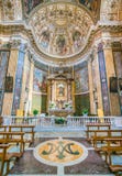 Altare principale nella chiesa di Santa Maria ai Monti, a Roma, l'Italia fotografia stock Altare principale nella chiesa di Santa Maria ai Monti, a Roma, l'Italia fotografia stock