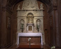 Altare tilldelat till den välsignade oskulden Mary och spädbarnet Jesus inom den Esztergom basilikan, Esztergom, Ungern arkivbilder Altare tilldelat till den välsignade oskulden Mary och spädbarnet Jesus inom den Esztergom basilikan, Esztergom, Ungern arkivbilder