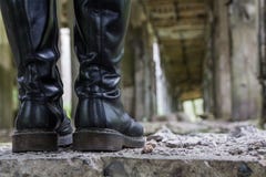 Altas botas de cuero pesadas de la mujer imagen de archivo libre de regalías Altas botas de cuero pesadas de la mujer imagen de archivo libre de regalías