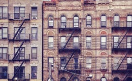 Altbauten mit Notausgängen in New York City lizenzfreies stockbild Altbauten mit Notausgängen in New York City lizenzfreies stockbild
