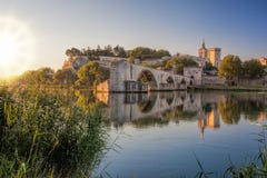 Alte Brücke Avignons während des Sonnenuntergangs in Provence, Frankreich stockfotografie Alte Brücke Avignons während des Sonnenuntergangs in Provence, Frankreich stockfotografie
