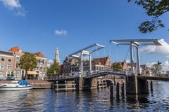 Alte Brücke in der Mitte von Haarlem Stockbild Alte Brücke in der Mitte von Haarlem Stockbild